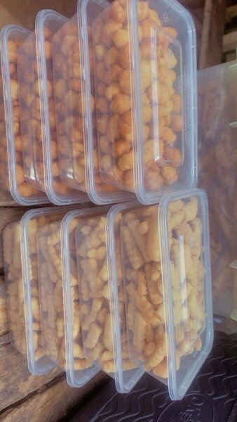 Snacks croustillants en boîte