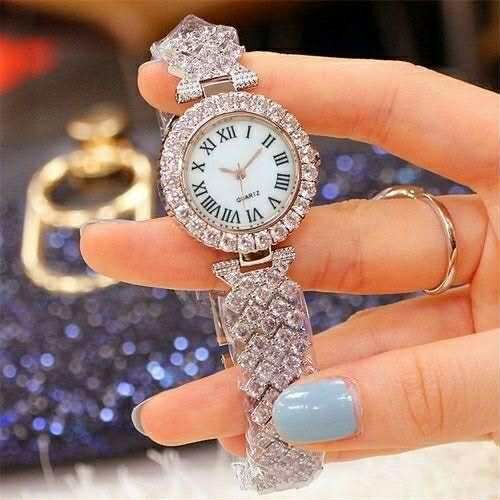 Montre étincelante élégante