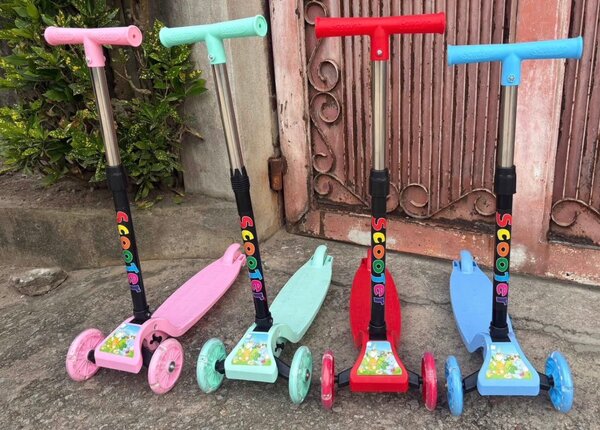 Trottinette enfant colorée