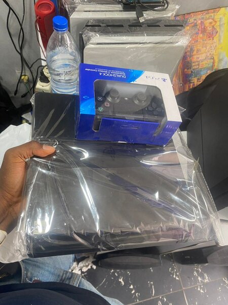 Console de jeu PS4 avec manette