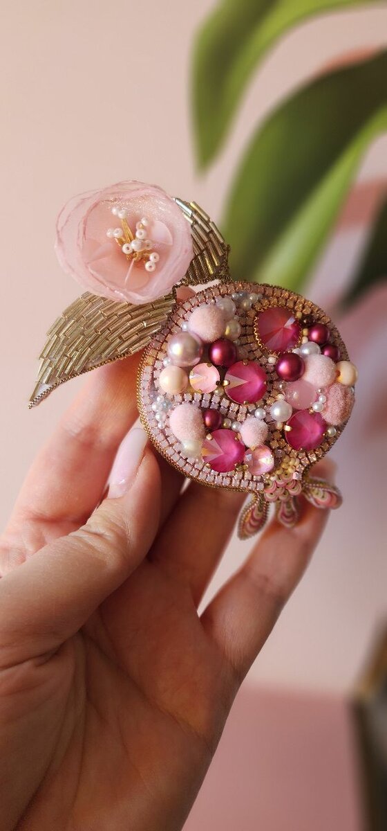 Брошь гранат.