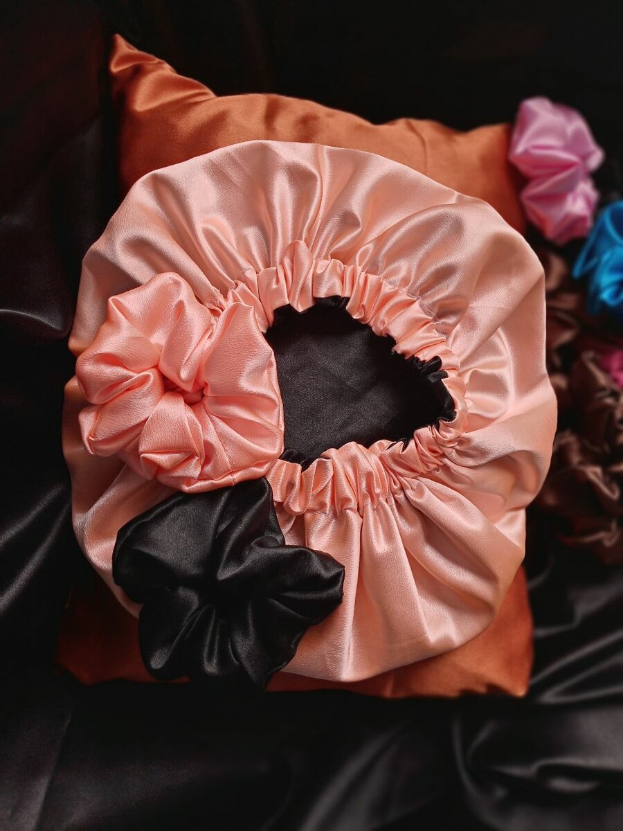 Bonnet en satin réversible