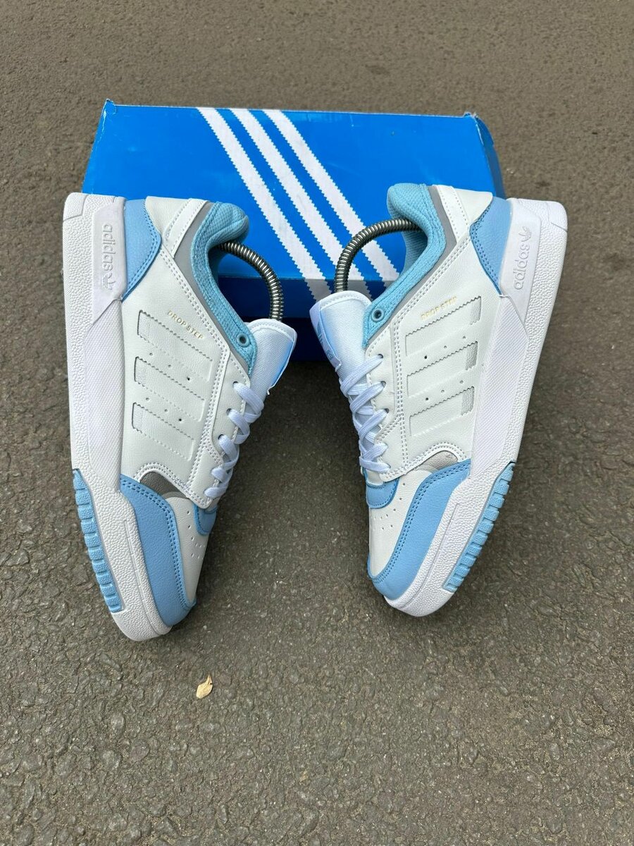 Baskets Adidas blanches et bleues