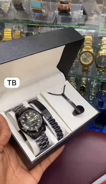 Complet homme montre, bracelet, chaine, bague