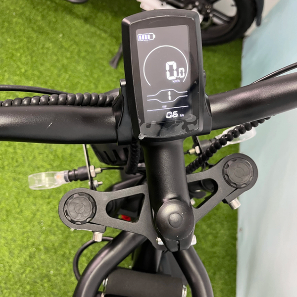 Vélo électrique rouge robuste