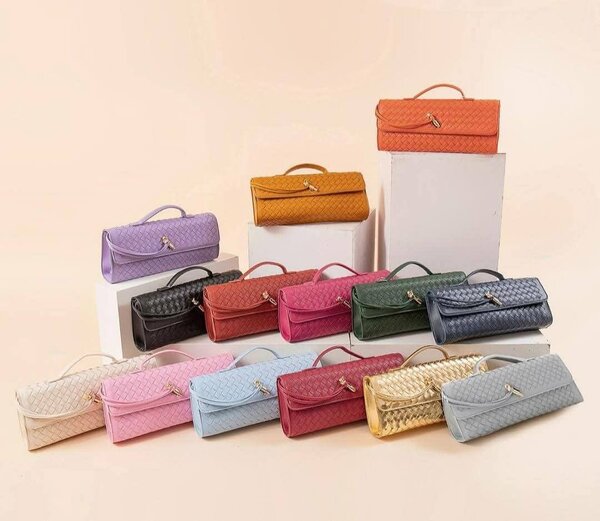 Pochette élégante en cuir tressé