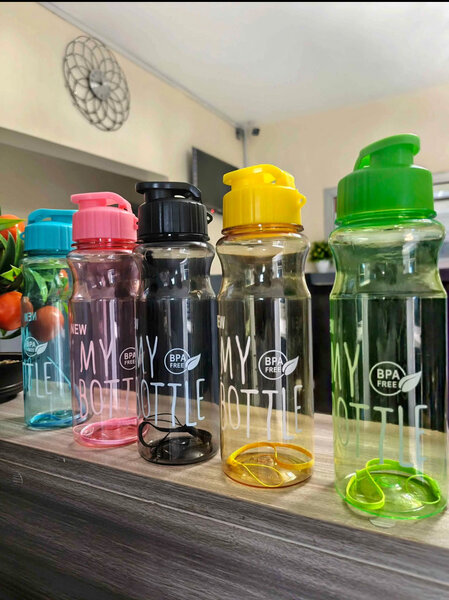 Bouteille d'eau colorée sportive