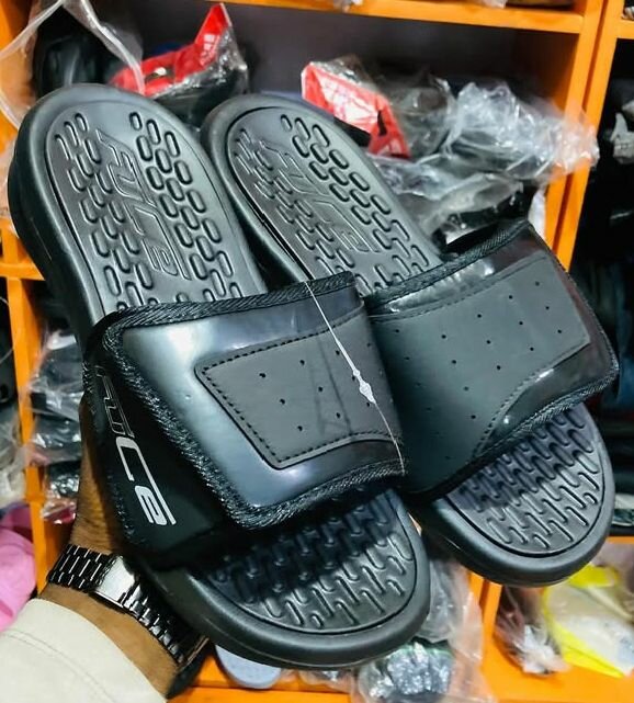 Claquettes confortables noires