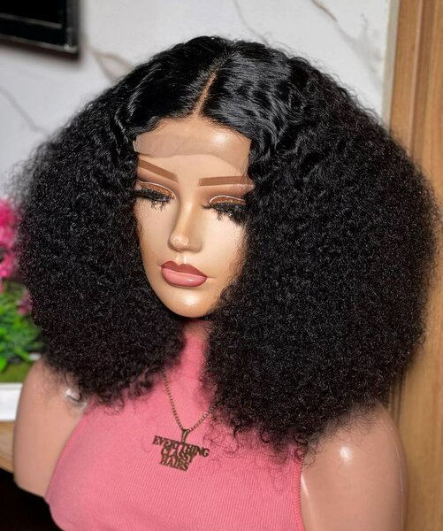 Perruque bouclée volumineuse