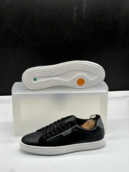 Sneakers en cuir noir et blanc