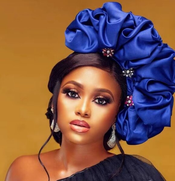 Fascinateur en satin bleu