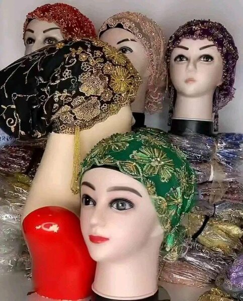 Chapeau et foulard perlé