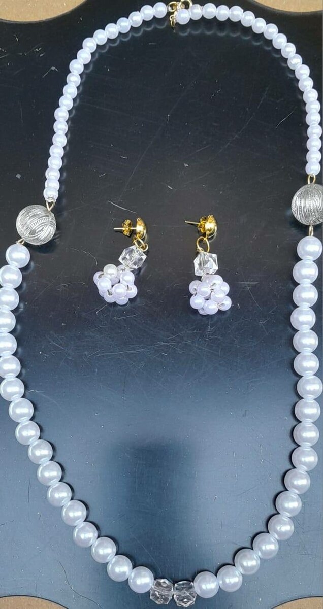 Élégant collier et boucles