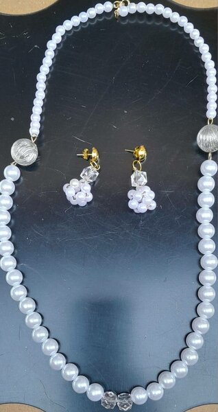 Élégant collier et boucles