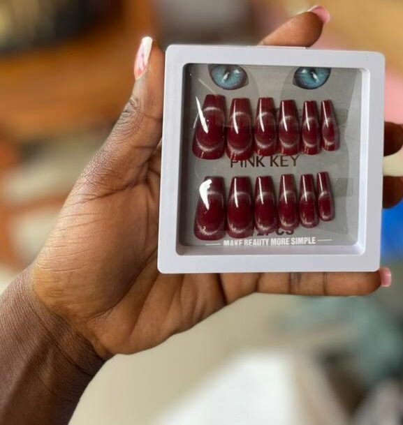 Ongles Pressés Rouges Glamour