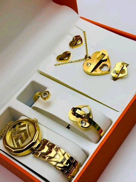 Ensemble Montre et Bijoux Dorés