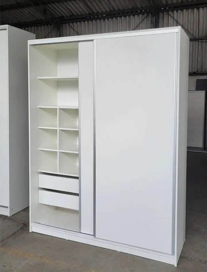 Armoire blanche à portes coulissantes