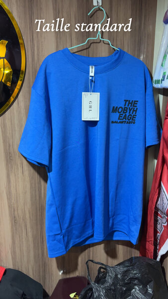 T-shirt bleu moderne