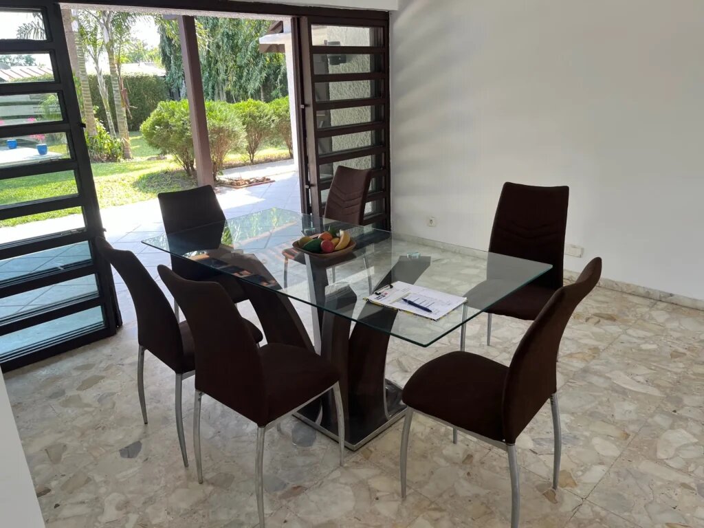 Table en verre et chaises élégantes