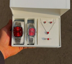 Комплект с наручными часами для женщин в красном цвете