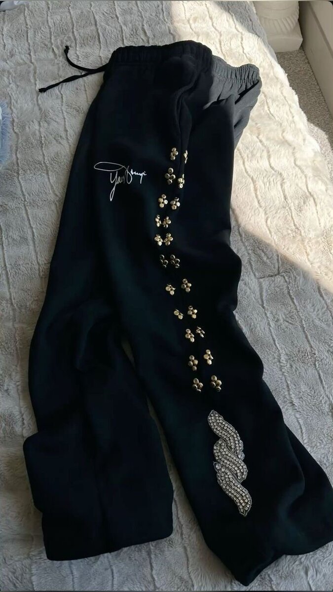 Pantalon noir brodé chic