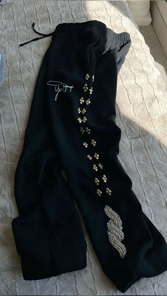 Pantalon noir brodé chic