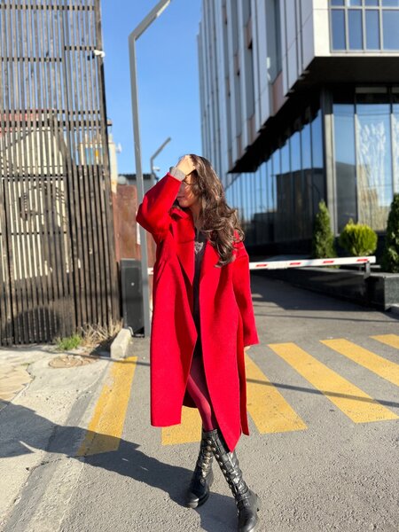 Пальто в трендовом цвете, не мнётся, цвет не стирается