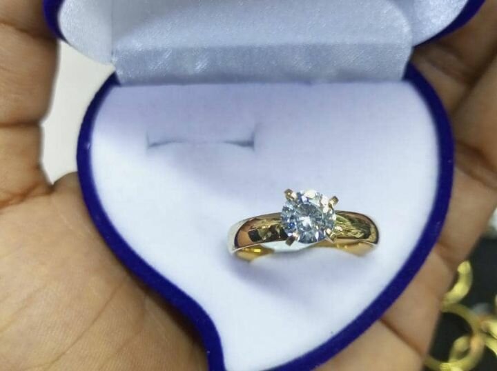 Bague de fiançailles en or avec diamant étincelant