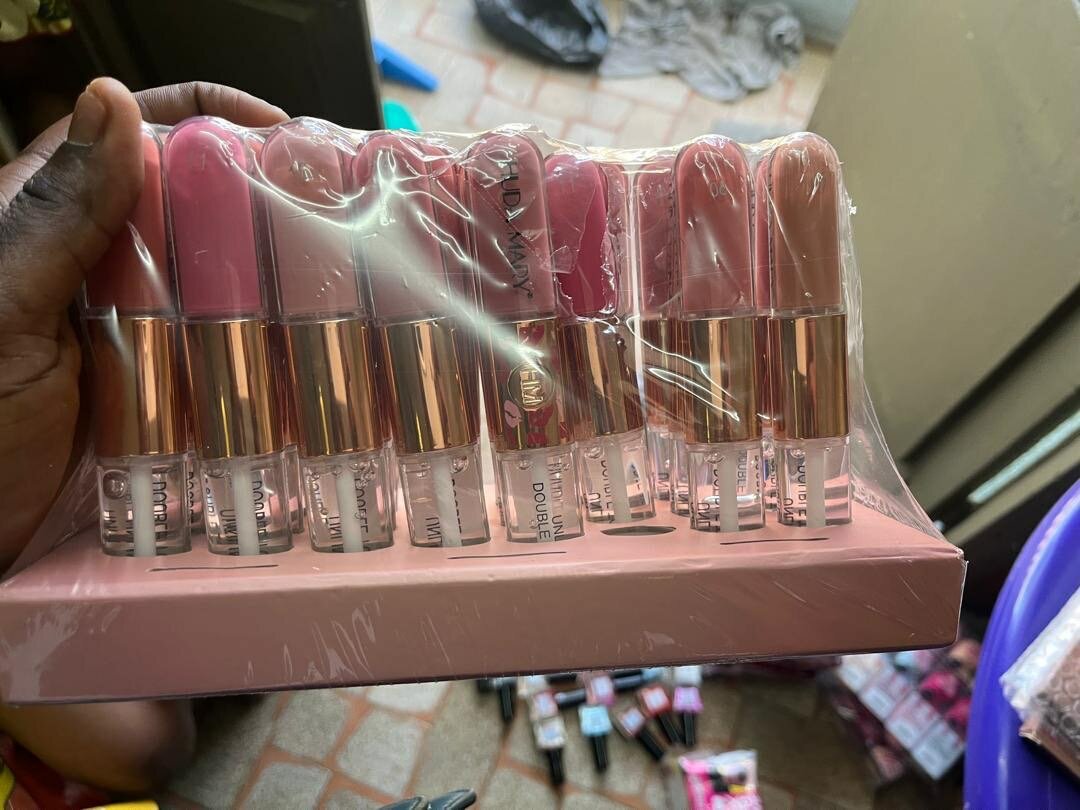 Fond de teint, gloss, essence parfum