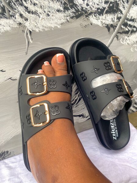 Sandales Noires à Boucles