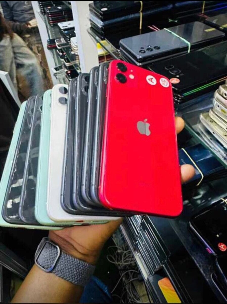 iPhone 11,64gig available