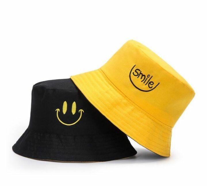 2 T-shirt + un chapeau bob