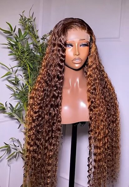 Perruque en cheveux synthétiques