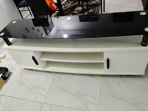 Meuble TV moderne avec étagères