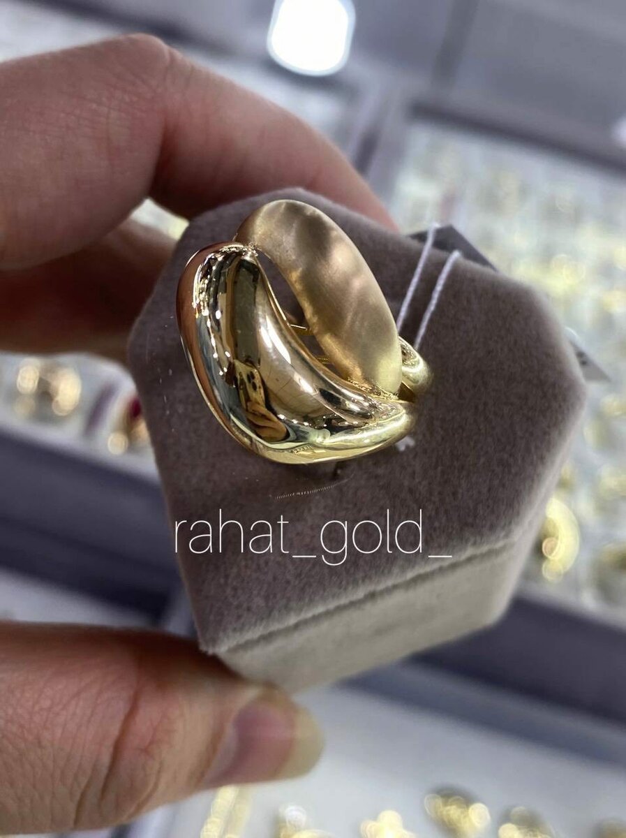 Шикарное кольцо из жёлтого золота