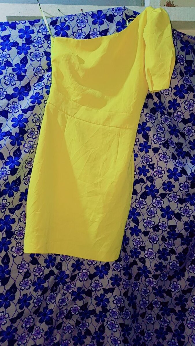 Robe Jaune Asymétrique Élégante