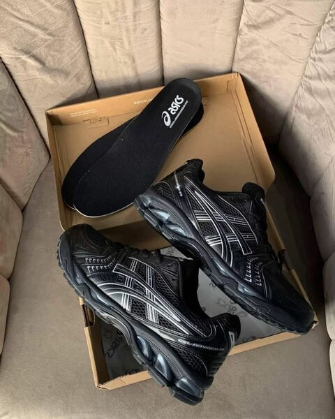 Chaussures de sport noires Asics