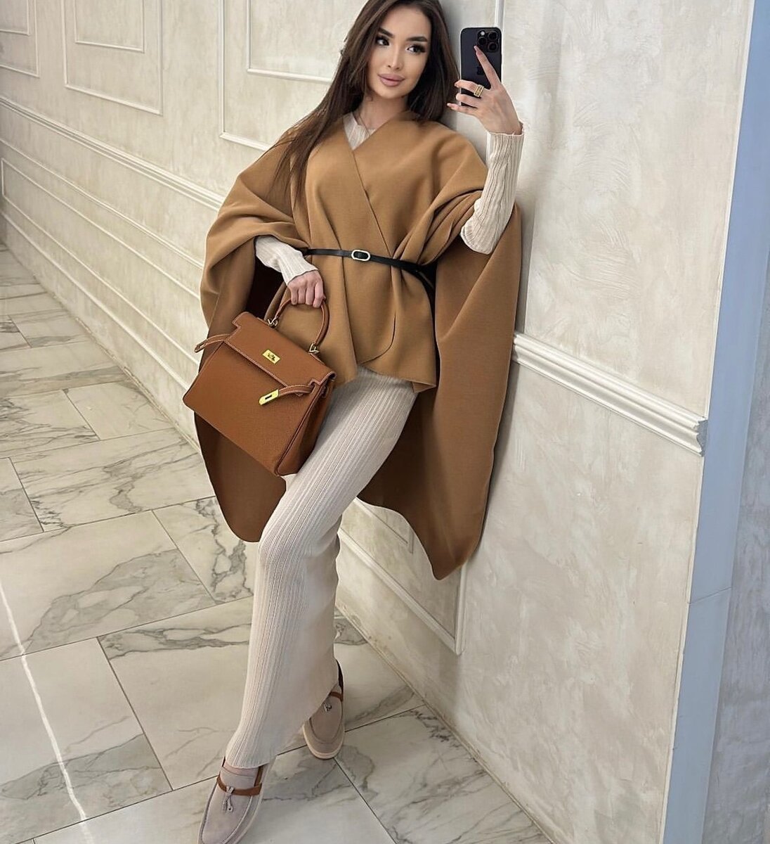 Пончо с черным ремнем