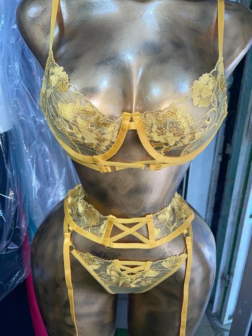 Ensemble lingerie jaune dentelle