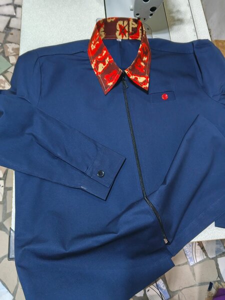Chemise bleue col motif