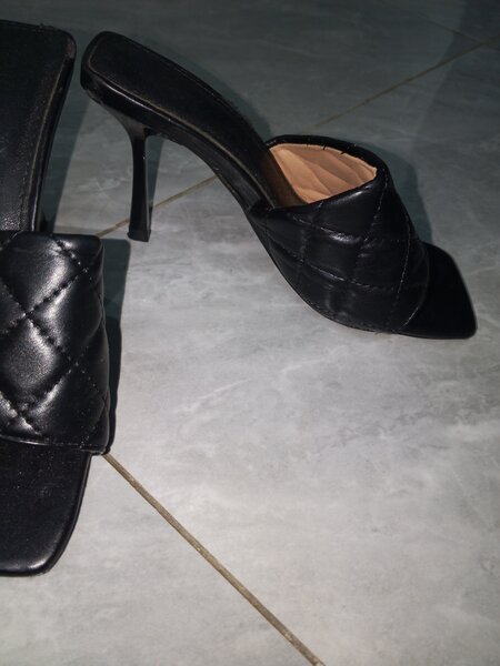 Mules à talons hauts noirs