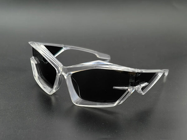 Lunettes de soleil futuristes