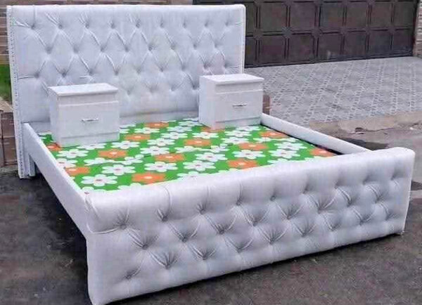 Lit capitonné blanc avec chevets