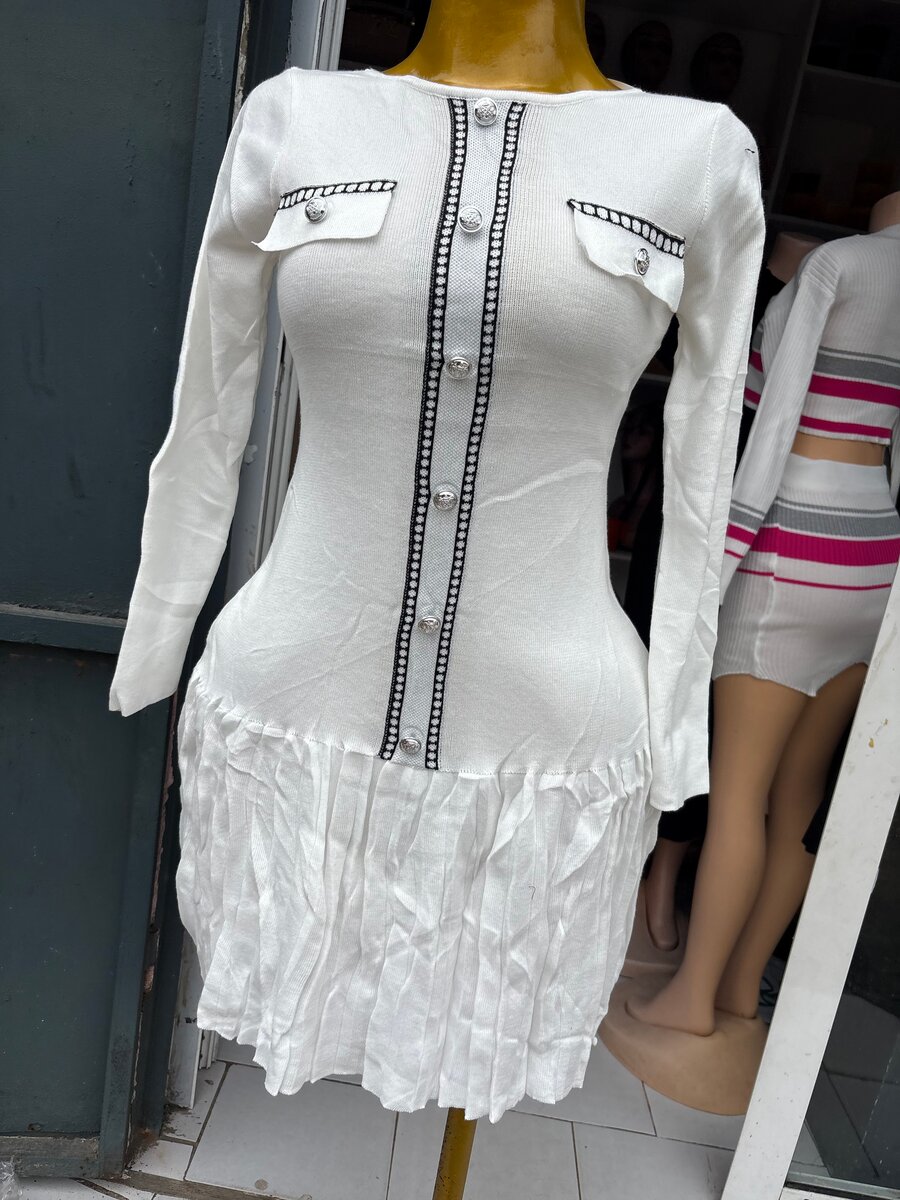 Robe Blanche Élégante à Boutons