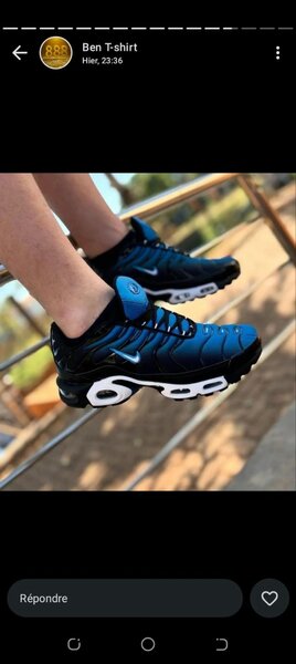 Baskets de sport bleu et noir