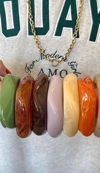 Bracelets en résine colorés