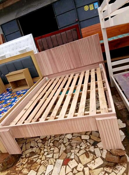 Cadre de lit en bois solide