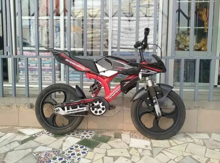 Moto enfant rouge et noir