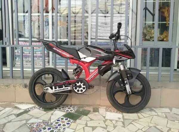 Moto enfant rouge et noir