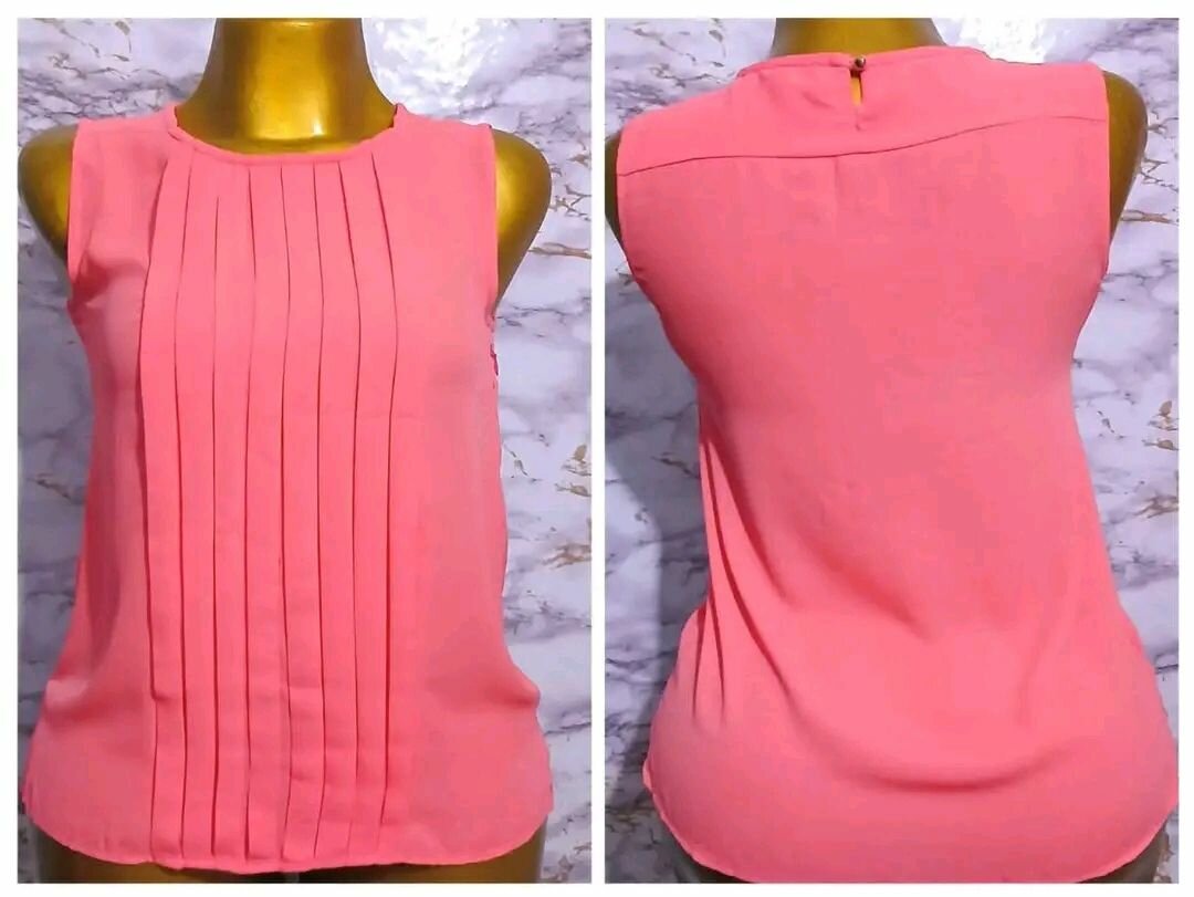 Haut élégant en soie noire.